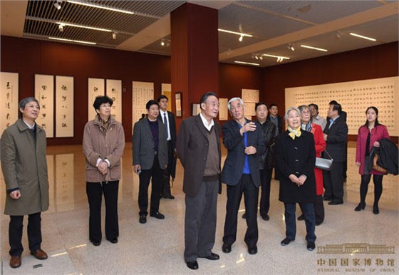 3月24日，吴邦国同志参观“追梦之旅——张海书法展”