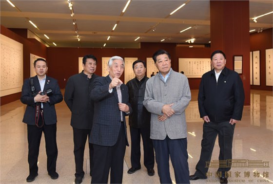4月13日，贾庆林同志参观“追梦之旅——张海书法展”