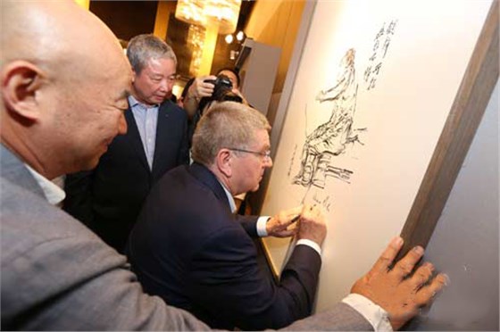 国际奥委会主席巴赫参观范扬体育作品展并在展品上签字
