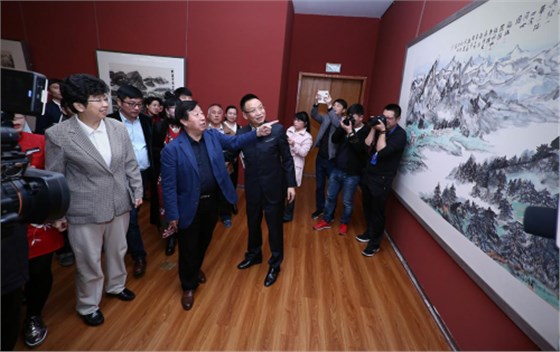 刘大为主席参观画展