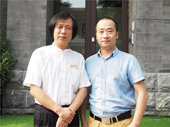 浦君艺术总经理胡桂忠与中国艺术研究院中国画院画家周尊圣合影