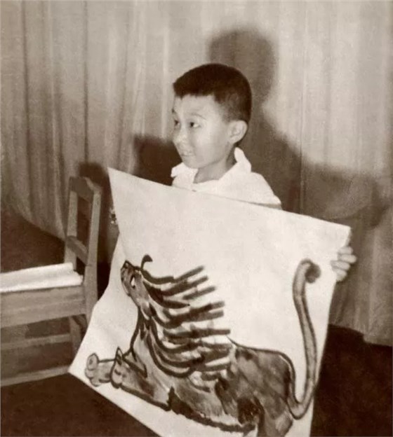 1958年6月在北京儿童电影院台上作画后展示