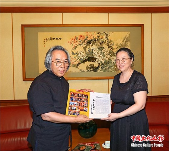 霍春阳教授在享誉海内外的《中国文化人物》杂志为此次展览而编辑出版的特刊上签名，并赠送给郭燕