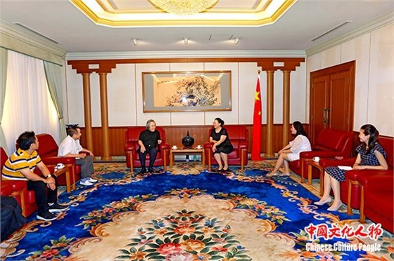 会见中，霍春阳介绍了自己与中国驻日本大使馆的渊源。会见现场气氛友好、热烈。