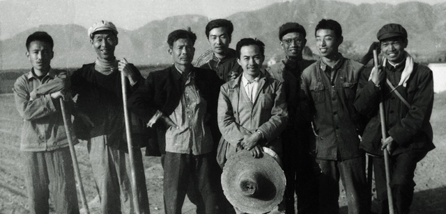 1970年，吴冠中下放农村劳动期间，与同事、学生摄于李村.jpg